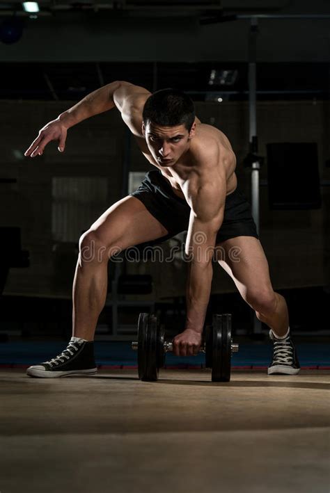 Junger Bodybuilder Lifting Heavy Dumbbell Stockfoto Bild Von Bem Hung
