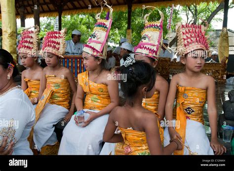 junge mädchen die die traditionelle tracht einer tempeltänzerin tragen und eine vorstellung bei