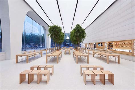Like Many Other Apple Stores Theres A Big Emphasis On Natural