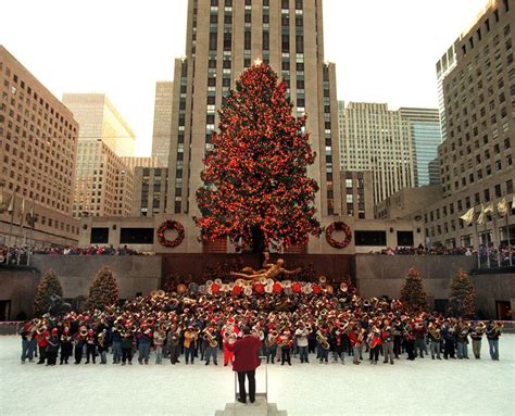22 Pictures Of The Rockefeller Christmas Tree Through The Ages