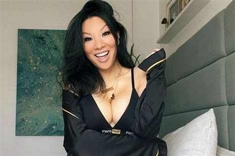 Porn Star Asa Akira Leaves Fans Gobsmacked With Sexy Snaps In New