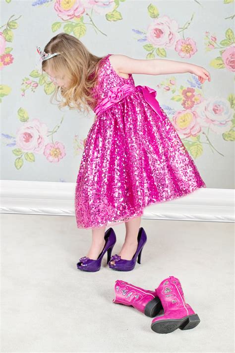 무료 이미지 무늬 봄 연주하다 의류 담홍색 장난감 어린 시절 인형 드레스 디자인 마젠타 겉옷 마법