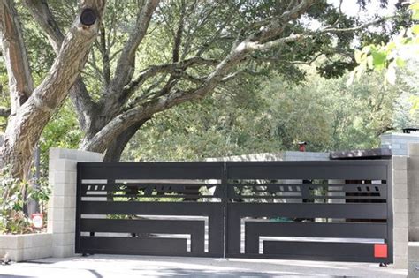 25 Fantastic Wrought Iron Driveway Gate Design Ideas