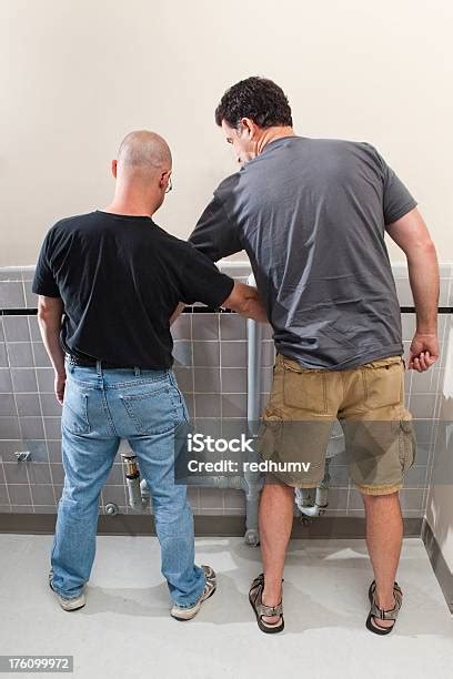 2 つの男性には男性用小便器のバスルーム ペニスのストックフォトや画像を多数ご用意 ペニス 測る 男性 istock
