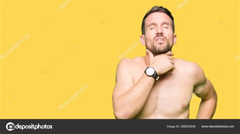 Hombre Guapo Sin Camisa Mostrando Pecho Desnudo Tocando Cuello Doloroso Fotograf A De Stock