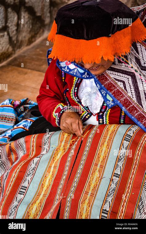 Pisac Cusco Peru Oct 20 2018 Quechua Woman Demonstrating