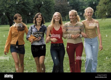 Wiese Jugendliche Freunde Arm Zu Arm Gehen Gruppenbild Außerhalb