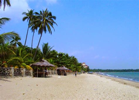 Namun ada spanduk besar yang menunjukkan posisi . Wisata Bahari Indonesia: pantai pasir putih anyer