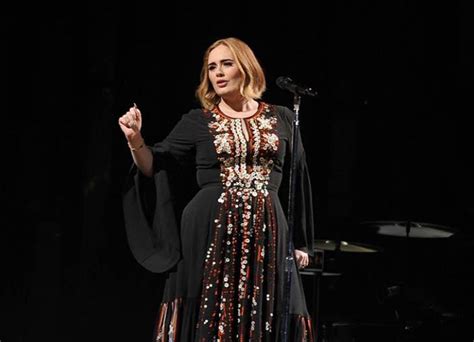 El Vergonzoso Accidente De Adele En Pleno Concierto Video