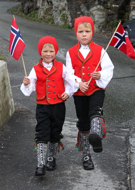 무료 이미지 사람들 빨간 깃발 어린이 행진 전통 복장 노르웨이 수공예품 5 월 17 일 민족 의상 국가