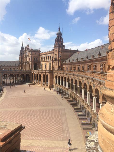 Spain has set a new daily record of more than 680,000 covid vaccinations, bringing the proportion of spaniards with at least one dose to half the population. Seville, Spain. : travel
