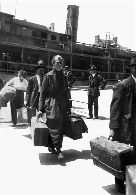 Ellis Island Immigrants Nimmigrants Arriving At Ellis Island New