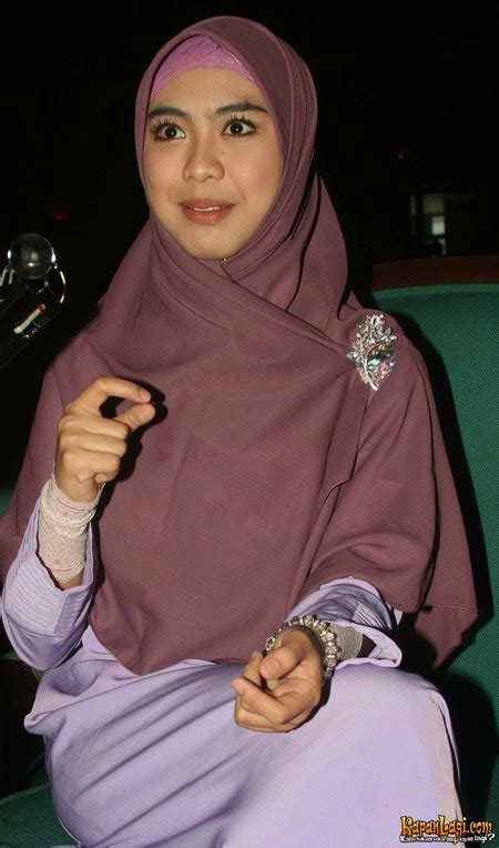 foto hot sexy oki setiana dewi dalam balutan hijab cantik gadis pecah hehem