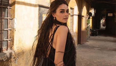 Esra Bilgic Aka Halime Sultan Looks Ethereal In All Black Outfit