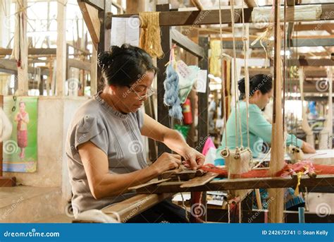 Vientiane Laos 14th February 2018 Weavers At Work On Traditional