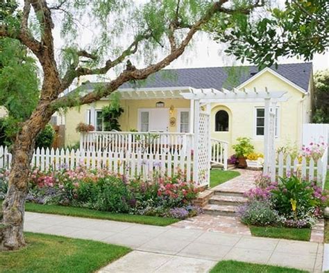 Light Yellow House With White Shutters Socoolicegurlz