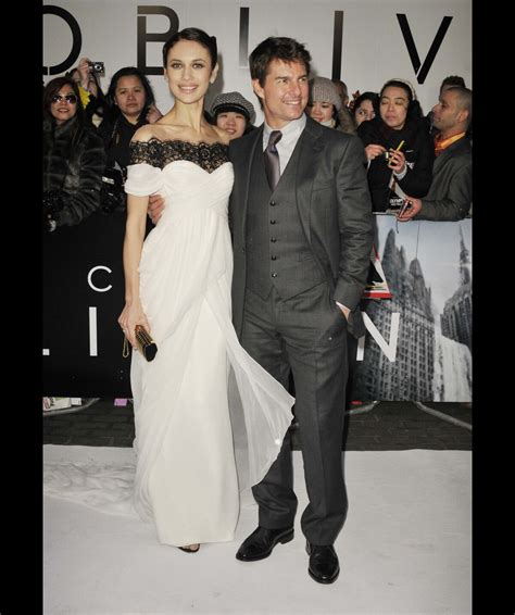 Photo Olga Kurylenko et Tom Cruise pendant la première du film