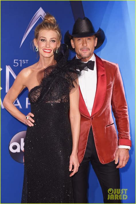 Tim Mcgraw And Faith Hill Crash Cmas Opening Monologue To Roast The Hosts