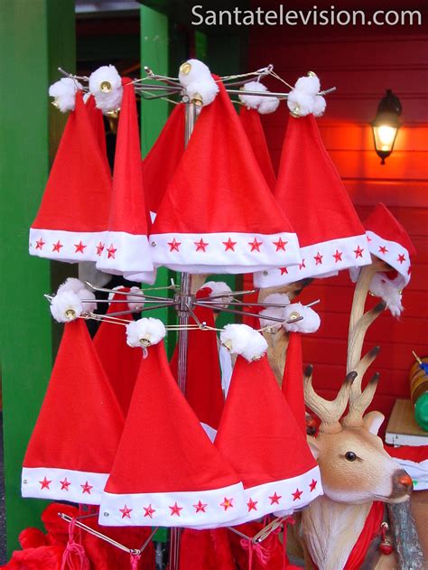 Фото: Рождественская ярмарка в городе Мец во Франции - Красные колпаки