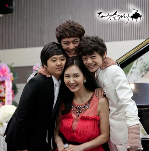 Yoo man se intoducing yoo ji ho as his older son to his wife, chae young rang (chae shi ra), and his mother. Five Fingers - Korean Drama - AsianWiki