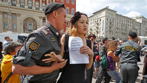 Parade In Moskau Geplant Polizei Nimmt Homosexuelle Fest N Tvde