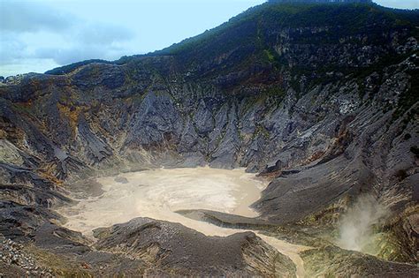 Nasib pesawat milik malaysia airlines itu hingga kini belum diketahui. Lima Gunung Paling Angker | Elin Noer