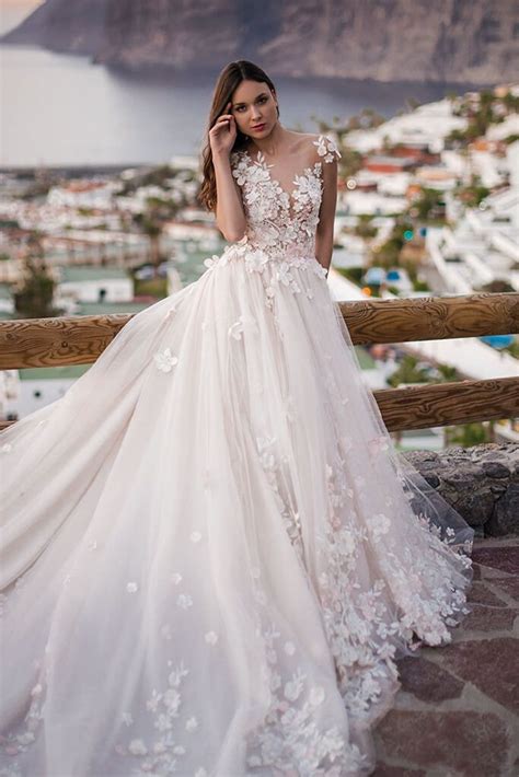Kleid blumen ballkleid brautkleid spitze hochzeitskleid spitze brautkleid prinzessin kleid hochzeit flechtfrisuren zopf einzigartige hochzeiten brautkleid designer. Heiden | Hochzeitskleid, Brautmode, Hochzeitskleid blumen