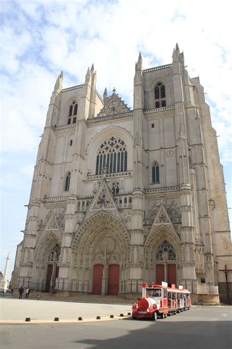 Der brand sei jedoch eingedämmt, sagte der leiter der örtlichen feuerwehr, laurent ferlay, am samstag. Nantes, cathédrale