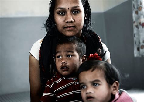 Girls Vulnerable After Earthquake Nepal De Vrouw Van Beneden