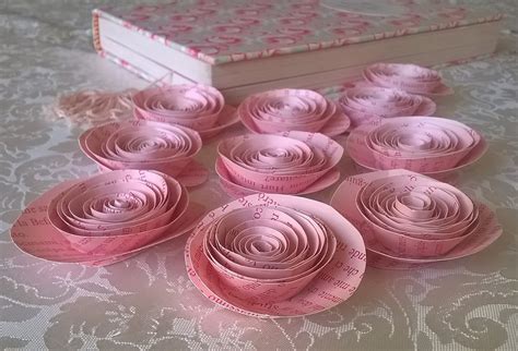 I fiori per compleanno sono ideali per celebrare uno degli eventi più personali e ricchi di emozioni per ogni persona. fiori di carta, 30 rose rosa, decorazione tavola, matrimonio, san v... | su MissHobby
