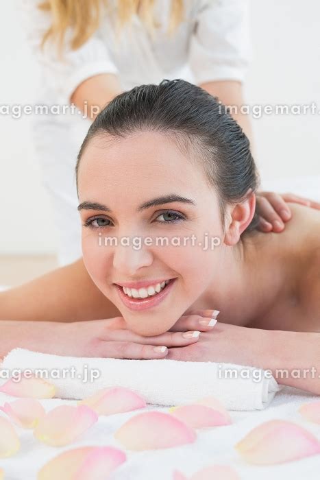 Close Up Of A Beautiful Woman Enjoying Back Massage At Beauty Spaの写真素材 [31730128] イメージマート