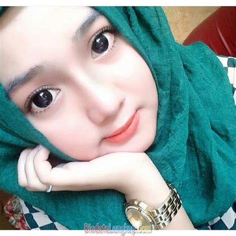 Tetap cantik meski berdandan polos sebagai cewek sma di foto tersebut. Gambar Orang Yg Berhijab - foto cewek cantik