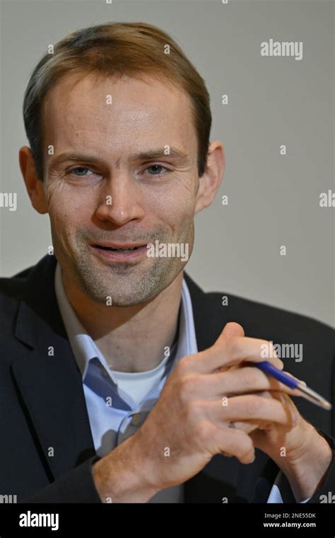 Erik Van Den Enden Cfo De Telenet En Una Rueda De Prensa Para