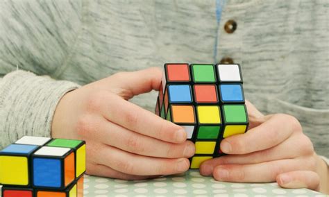 A Seulement 14 Ans Il Résout Le Rubiks Cube En Moins De 15 Secondes