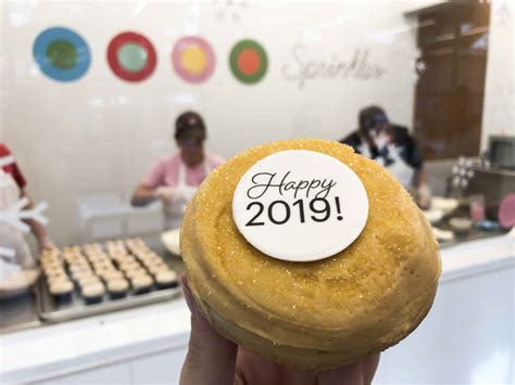 Review Ring In 2019 With A New Years Eve Champagne Cupcake From