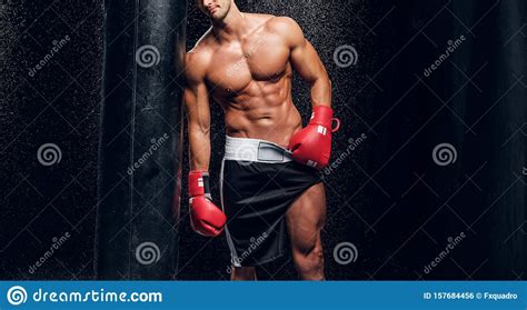 Hombre Muscular Caliente Con Torso Desnudo Y Bolsa De Punteo Foto De