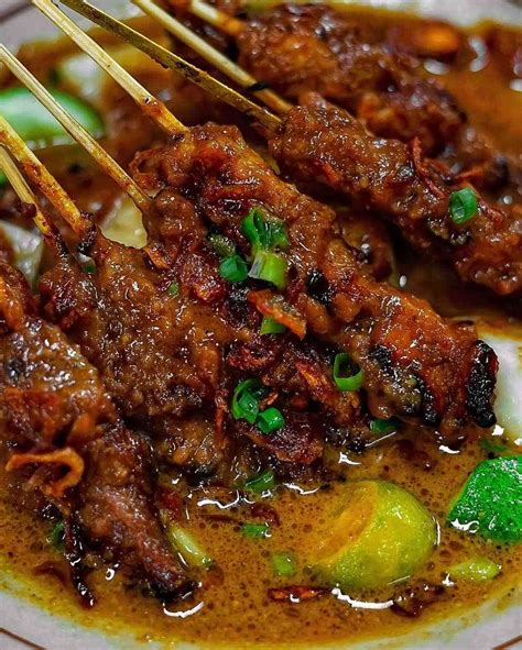 Bisa jadi setiap daerah memiliki puluhan makanan khas, namun dari banyaknya makanan khas tersebut tentu hanya beberapa saja yang terkenal hingga nasional bahkan internasional. 10 Makanan Khas Indonesia, Anda Wajib Tahu!