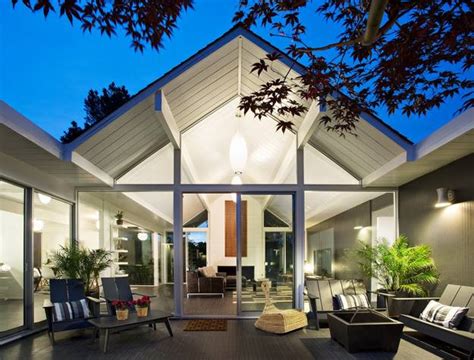 If you love contemporary house designs, this post is definitely for you. 25 Triangular Window Designs Customizing Modern House ...
