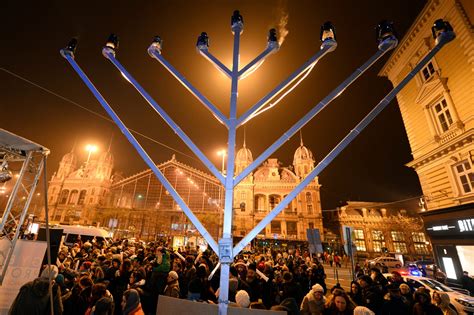 Hanouka Les Juifs Célèbrent La Fête Des Lumières Du 16 Au 24 Décembre