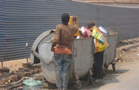 Angola Luta Pela Sobrevivência Famílias Disputam Contentores De Lixo Em Luanda Para Encontrar