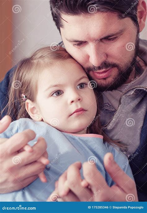Gentil Abrazo A Papá Con Hija Relación Tierna Entre Padre E Hija