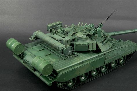 135 T 80u Sovietrussian Main Battle Tank Military Scale Models 135