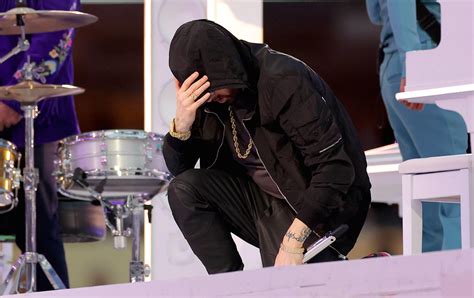 Super Bowl 2022 Eminem überrascht In Halbzeit Show Mit Kniefall