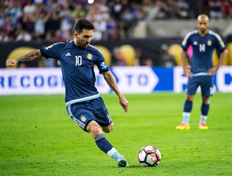 Khiêu Vũ Messi Wallpaper Kick Cùng Messi Trên Sân Cỏ