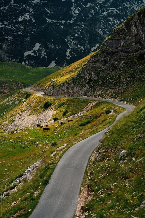Road Passing Through The Beautiful Mountain Scenery Del Colaborador