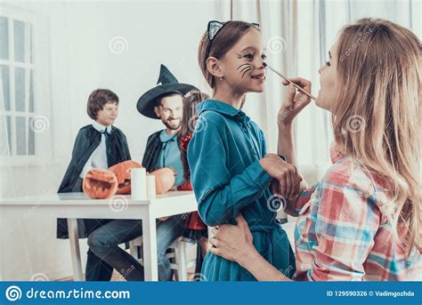Hija De Ayuda De La Madre Con El Traje Para Halloween Foto De Archivo