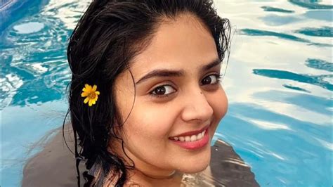 anchor sreemukhil at swimming pool hot photos 💥 sreemukhi at pool sreemukhi new instagram