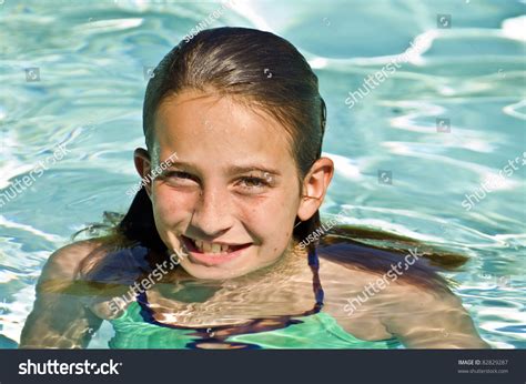 Beautiful Smiling Preteen Girl Pool ภาพสต็อก แก้ไขตอนนี้ 82829287