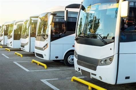 Autobuses Blancos Turísticos En Estacionamiento Al Amanecer