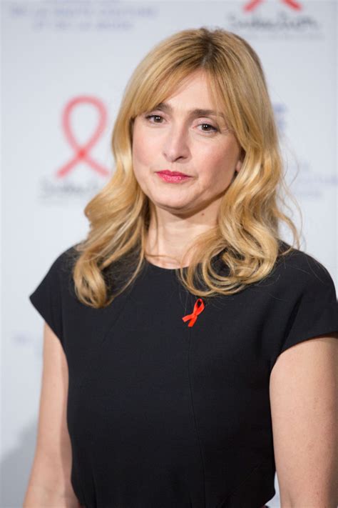 Un millier de fêtards évacués d'une rave party dans les landes, la maire dépose plainte. Julie Gayet - Fashion Dinner for AIDS Sidaction ...